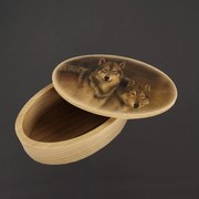 AMADEA Drevená krabička oválna vlci, masívne drevo, 10 cm, český výrobok