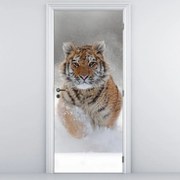 Fototapeta na dvere - Bežiaci tiger v snehu (95x205cm)