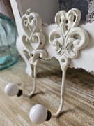 Béžový antik nástenný háčik s ornamentom a porcelánovou knopkou - 6*5*16cm