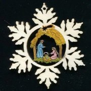 AMADEA Drevená ozdoba farebná vločka s betlehemom 6 cm