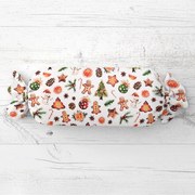 Biante Vianočný vankúš valec bonbon Sandra SA-516 Vianočné perníčky a ozdoby na bielom 15x40 cm