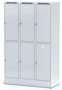Alfa 3 Šatníková skrinka S6 na sokli s úložnými boxami, 6 boxov, 1920 x 1200 x 500 mm, otočný zámok, sivé dvere