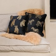 Čierny zamatový vankúš so zlatými tigrov - 45*45*16cm