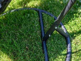 Čierne závesné kreslo KOKON so stojanom, svetlý vankúš