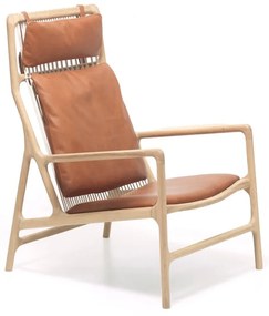 Kreslo s konštrukciou z masívneho dubového dreva a koňakovohnedým sedadlom z byvolej kože Gazzda Dedo