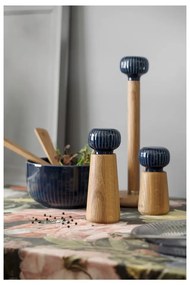 Mlynček z dubového dreva na korenie s tmavomodrým detailom z porcelánu Kähler Design Hammershoi, výška 13 cm