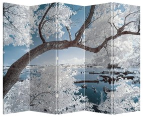 Paraván - Zasnežený strom pri vode (210x170 cm)