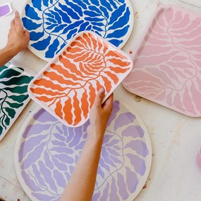 Wrap Ilustrovaná tácka drevená Art Trays by Linnéa Andersson okrúhla fialová