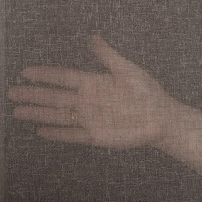 Hnedá záclona PETRA v prirodzenom vzhľade ukončená olovkom  - šité na mieru