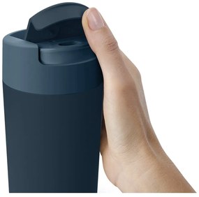 Tmavomodro-antracitový cestovný hrnček 450 ml Sipp – Joseph Joseph