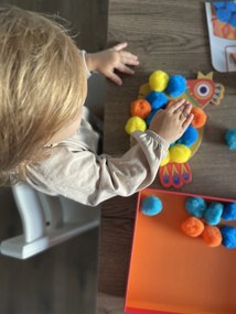 Výtvarná hra - koláž z veľkých brmbolcov