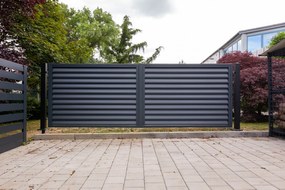 Trestles Kyvné dvere s lištami Z, dĺžka 4208 mm, výška 1461 mm