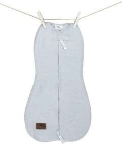 Zavinovačka Sleepee First Step Swaddle s čiapočkou zadarmo svetlosivá