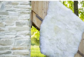 Koberec z ovčej kože biely