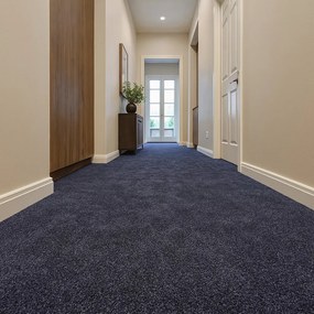 Tapibel, Koberec metráž Supersoft 710 tm. modrý, na mieru s bordúrou, šíře 4m, modrá, ab (mriežka), chodba / predsieň