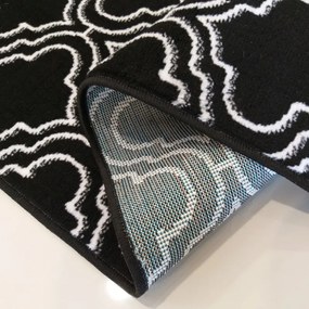 Kvalitný škandinávsky koberec v čiernej farbe s bielym vzorom