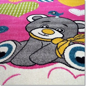 Dekorstudio Detský koberec KIDS - Ružový s Mackom Rozmer koberca: 140x190cm