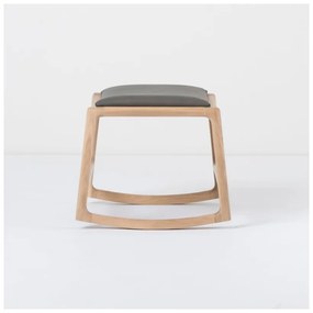 Podnožka s konštrukciou z masívneho dubového dreva so sivým koženým detailom Gazzda Dedo