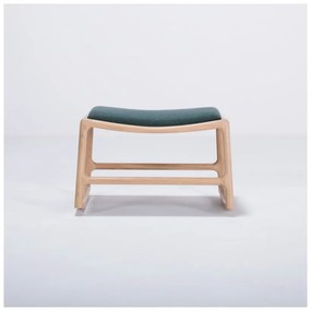 Podnožka s konštrukciou z dubového dreva so zeleným textilným sedadlom Gazzda Dedo