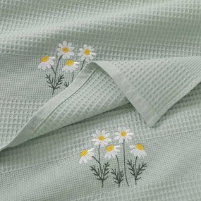 Goldea kuchynská vaflová utierka s výšivkou - harmanček na šalviovom 50 x 70 cm