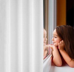 KRÁTKY ZATEMŇOVACÍ ZÁVES NA KRÚŽKOCH LOGAN 140X175 CM BIELA