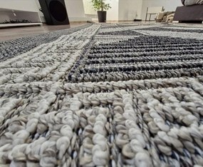 Koberec Boho 874-S sivý s geometrickým kockovaným vzorom Rozmer: 120x170 cm