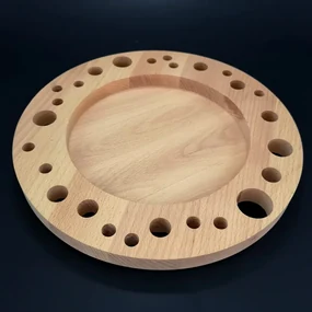 AMADEA Drevený tanier s otvormi, masívne drevo, priemer 28 cm