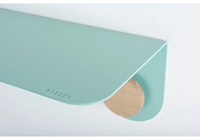 Nástenná zelená polica z ocele s detailom z dubového dreva s 2 háčikmi Gazzda Hook, dĺžka 70 cm