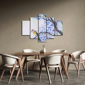 Obraz - Vtáčik na strome s modrými kvetmi (150x105 cm)