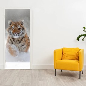 Fototapeta na dvere - Bežiaci tiger v snehu (95x205cm)