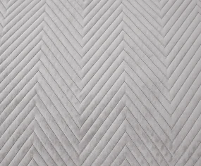 Svetlosivý zamatový prehoz na posteľ so vzorom ARROW VELVET Rozmer: 170 x 210 cm