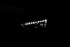 Ramiz Audi R8 Polícia na batérie pre deti + diaľkové ovládanie + EVA + pomalý štart + MP3 LED
