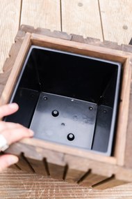 Hranatá Drevený truhlík s plastovou vložkou - hnedá, 25x25x25