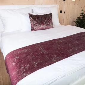 Biante Zamatový prehoz/behúň na posteľ Isabela IBL-006 Gold Design vínový 50x180 cm