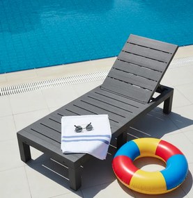 Robustné záhradné ležadlo k bazénu a na terasu - sivé