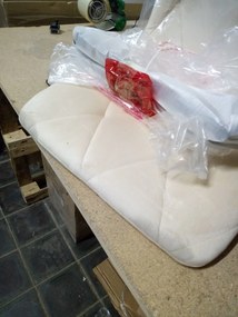 AKCIA Svetlobéžová zamatová jedálenská stolička LIBRA s čiernymi nohami II. akosť