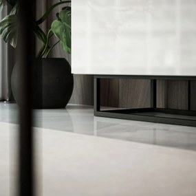 TV STOLÍK ELEGANTE 150 cm BIELY VYSOKÝ LESK + ČIERNY OCEĽOVÝ PODSTAVEC