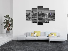Obraz - Veľkomesto s fialovou vežou (150x105 cm)