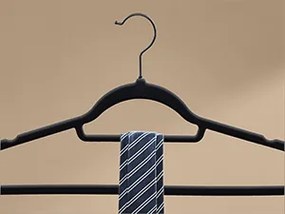 Sada 50 ks sametových ramínek Janis černá