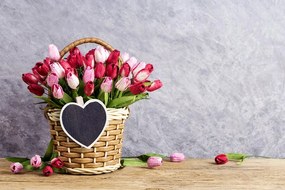 Tapeta drevený košík plný tulipánov
