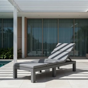 Robustné záhradné ležadlo k bazénu a na terasu - sivé s vankúšom