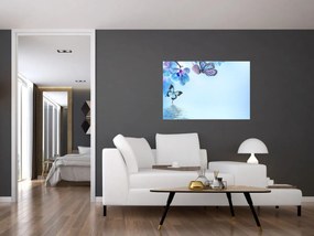 Obraz - Motýľ na kvetoch orchidey, modrý (90x60 cm)