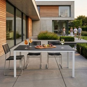 Veľký záhradný stôl v sivej farbe s bielymi nohami