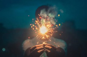 Umelecká fotografie Cropped hands holding sparkler at night,Bangladesh, Nadia  / 500px, (40 x 26.7 cm)