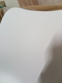 AKCIA Biela stolička BALI MARK s bukovými nohami II. akosť