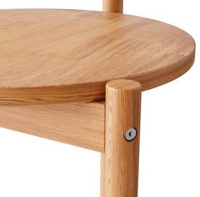 Nemý sluha so stoličkou z masívneho dreva