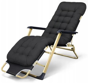 Záhradné lehátko zlatej farby s čiernym vankúšom
