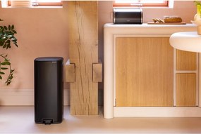 Matne čierny pedálový oceľový odpadkový kôš 30 l Bo – Brabantia