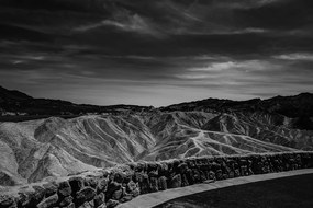 Samolepiaca fototapeta Údolie smrti v Amerike v čiernobielom prevedení