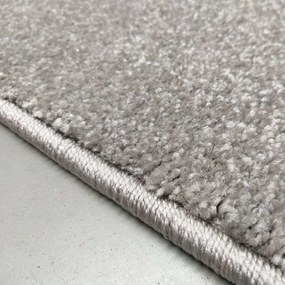 Jednofarebný koberec sivej farby